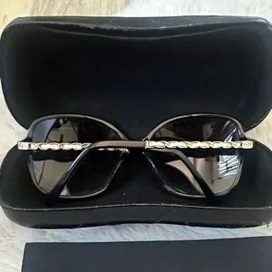 CHANEL | Accessories | Nwot Chanel Elegant Black Sunglasses  display picture 1